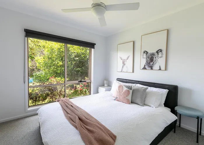 Pet Friendly 3 Bedroom House With Large Backyard