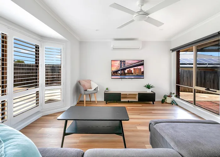 Pet Friendly 3 Bedroom House With Large Backyard