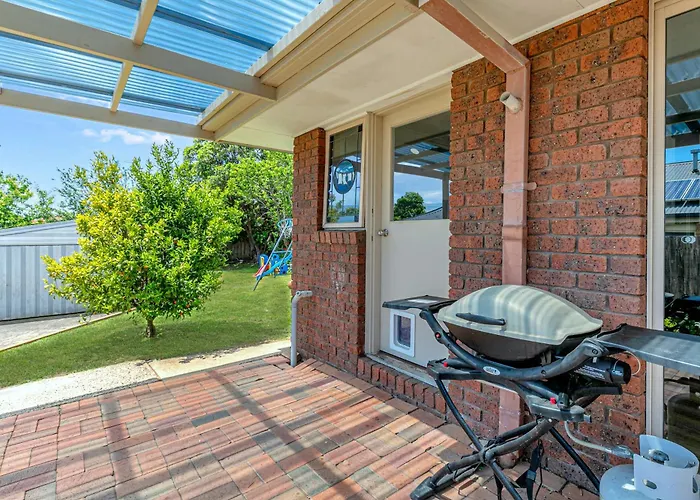 Pet Friendly 3 Bedroom House With Large Backyard