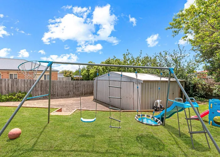 Pet Friendly 3 Bedroom House With Large Backyard